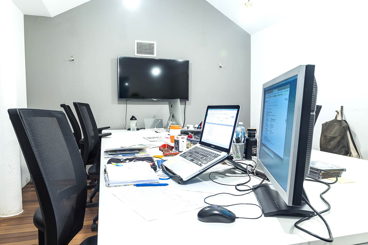 Vista de los ordenadores en la oficina privada Kevin de CREC Eixample