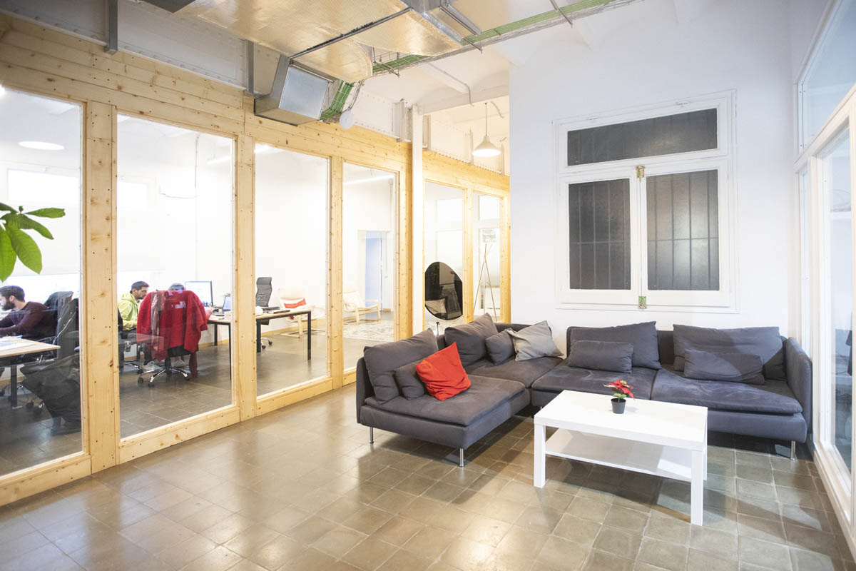 Área de descanso con sofás en un coworking de Barcelona