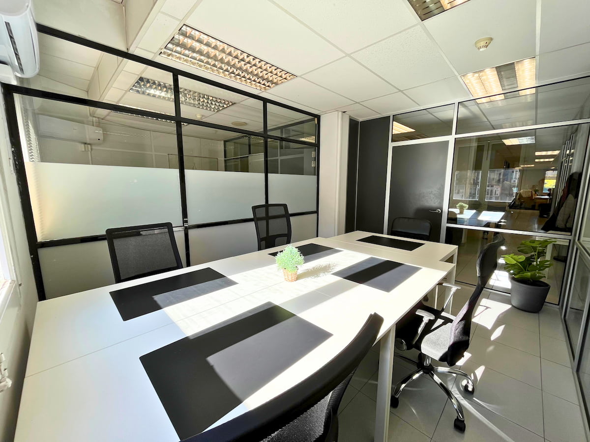 Vista lateral de una oficina luminosa en un coworking del CREC